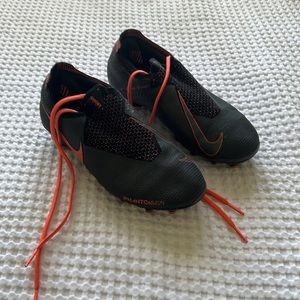 Nike Phantom VSN Soccer Cleats